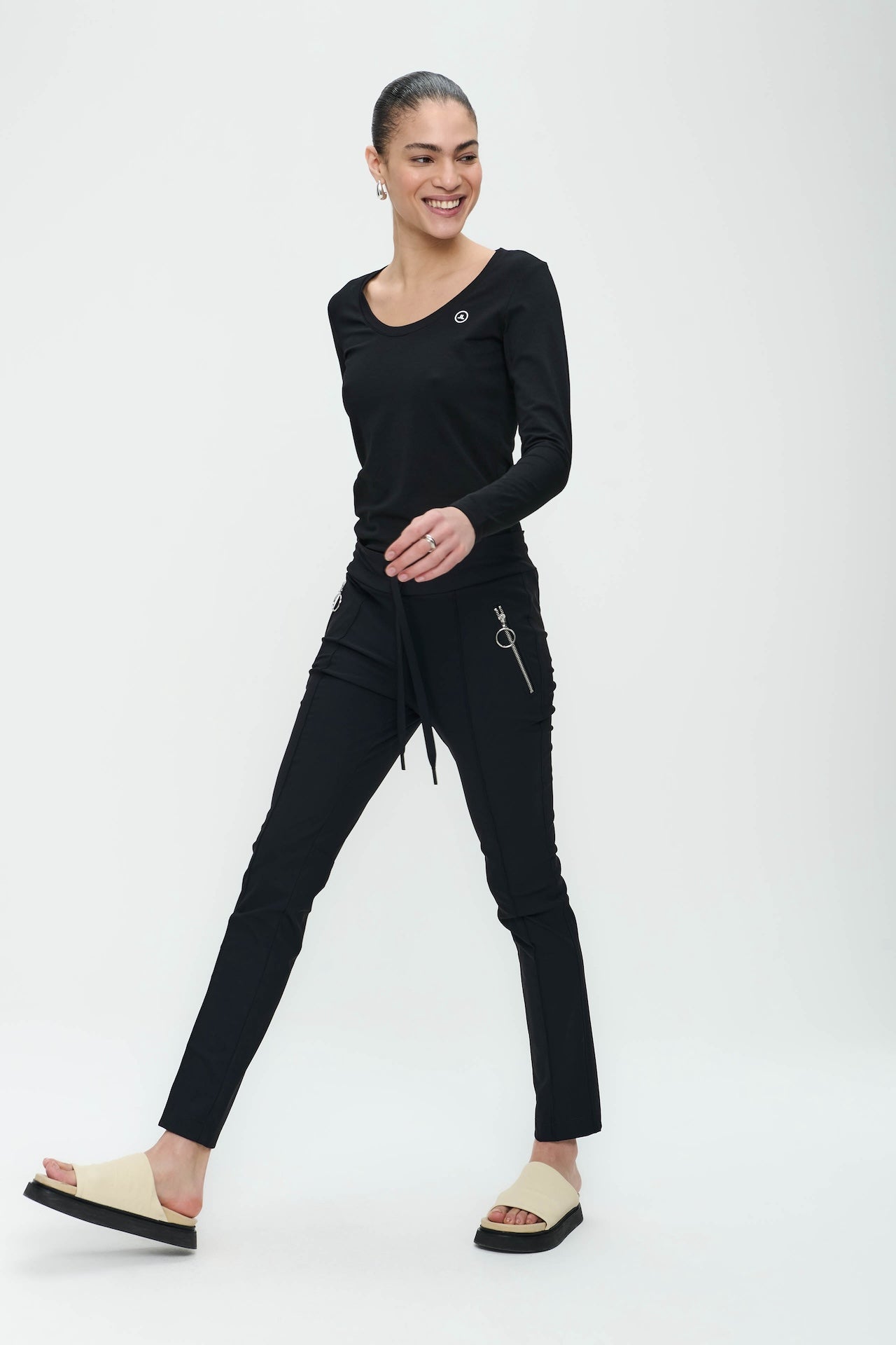 T-shirt con collo a R, facile da indossare, cotone organico T-shirt con collo a R, facile da indossare, cotone organico | Nero