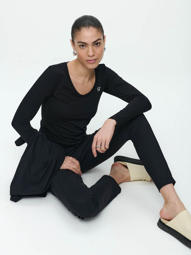 T-shirt con collo a R, facile da indossare, cotone organico | Nero