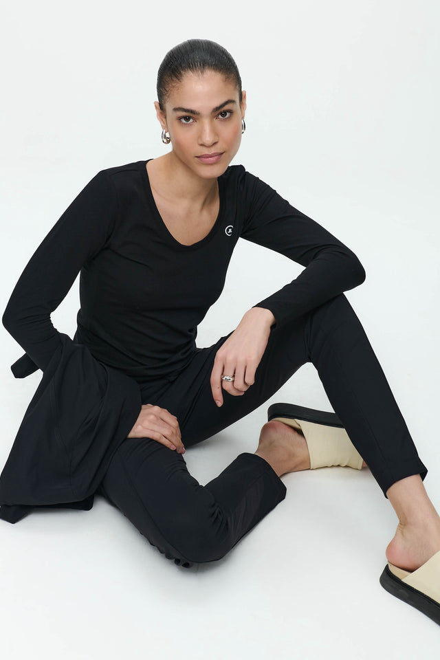 T-shirt con collo a R, facile da indossare, cotone organico | Nero